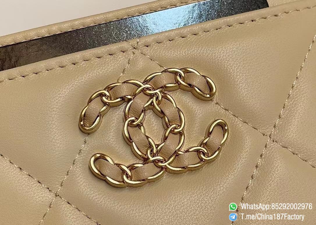 187 Factory Bags Chanel 19 Card Holder Beige Shiny Lambskin Gold Tone Metal 09 187 Factory Bags Chanel 19 Card Holder Beige Shiny Lambskin Gold Tone Metal 09