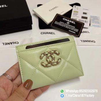 187 Factory Bags Chanel 19 Card Holder Cute Green Shiny Lambskin Gold Tone Metal 01