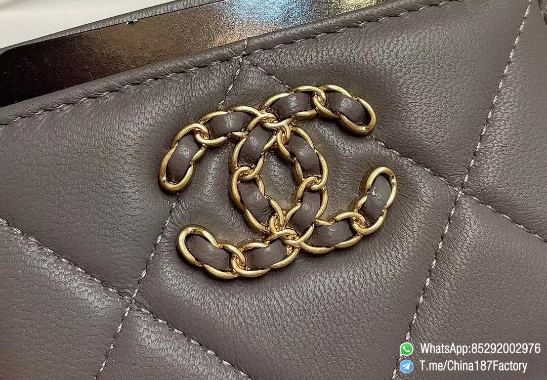187 Factory Bags Chanel 19 Card Holder Grey Shiny Lambskin Gold Tone Metal 09 187 Factory Bags Chanel 19 Card Holder Grey Shiny Lambskin Gold Tone Metal 09