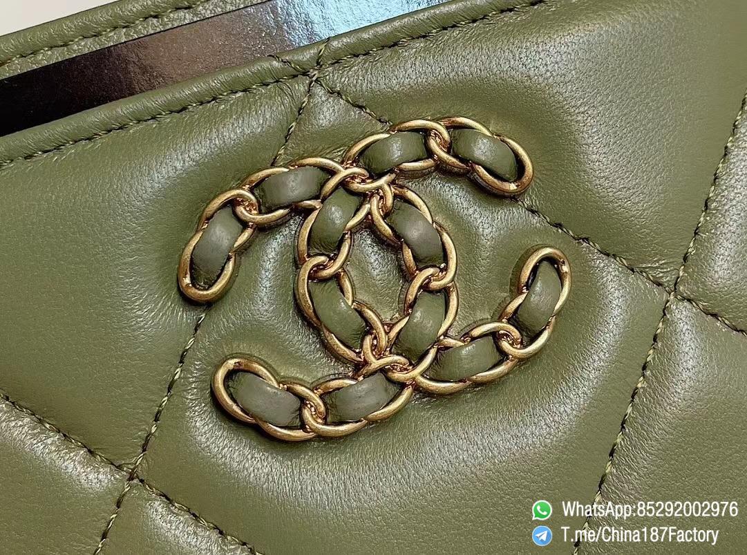 187 Factory Bags Chanel 19 Card Holder Meadow Green Shiny Lambskin Gold Tone Metal 09 187 Factory Bags Chanel 19 Card Holder Meadow Green Shiny Lambskin Gold Tone Metal 09