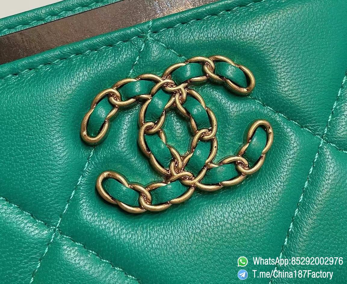 187 Factory Bags Chanel 19 Card Holder Mint Green Shiny Lambskin Gold Tone Metal 09 187 Factory Bags Chanel 19 Card Holder Mint Green Shiny Lambskin Gold Tone Metal 09