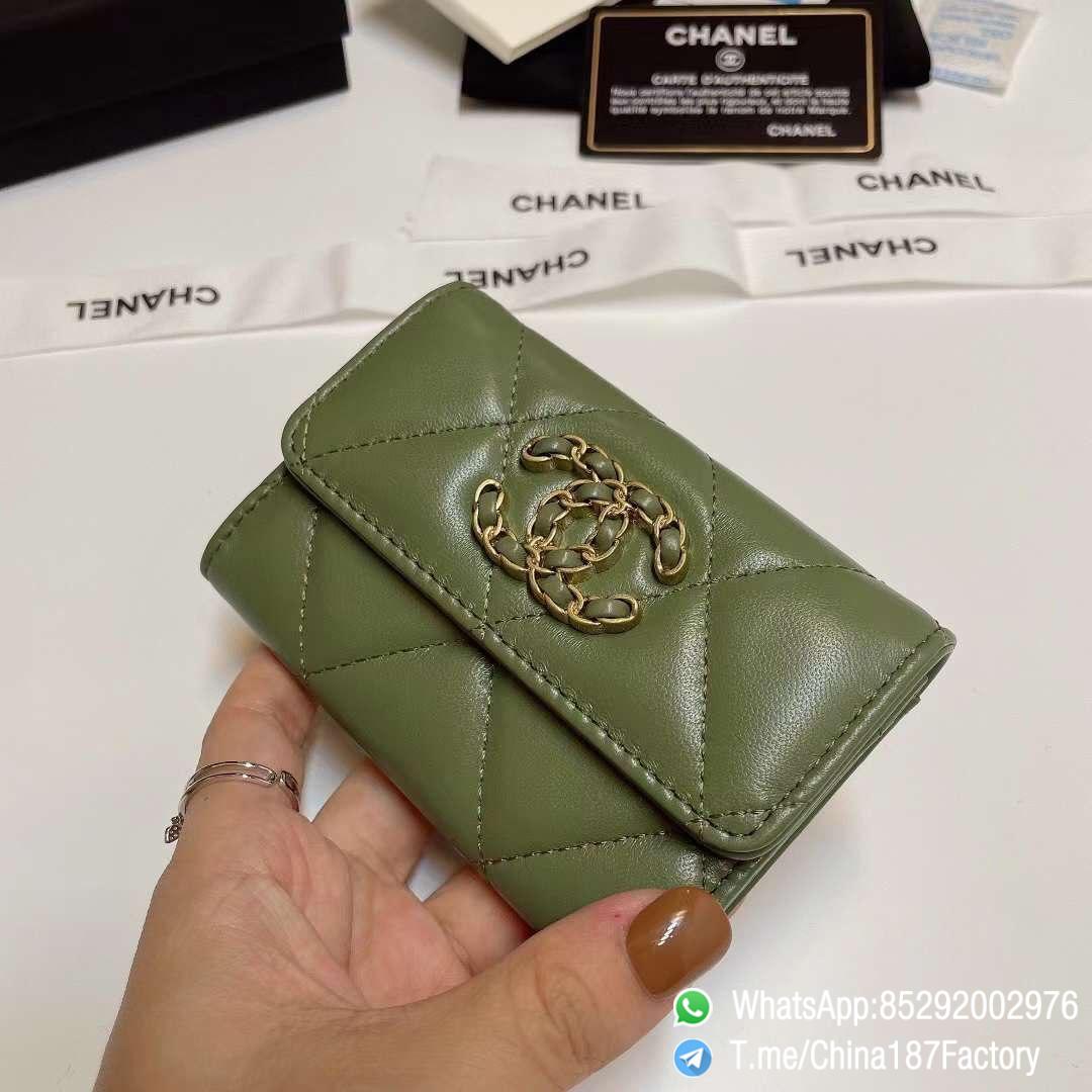187 Factory Chanel 19 Flap Card Holder Meadow Green Shiny Lambskin Gold Tone 02 187 Factory Chanel 19 Flap Card Holder Meadow Green Shiny Lambskin Gold Tone 02