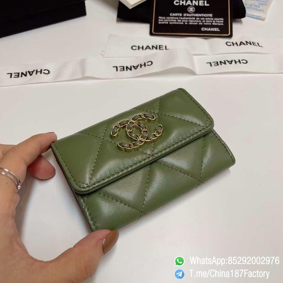 187 Factory Chanel 19 Flap Card Holder Meadow Green Shiny Lambskin Gold Tone 04 187 Factory Chanel 19 Flap Card Holder Meadow Green Shiny Lambskin Gold Tone 04