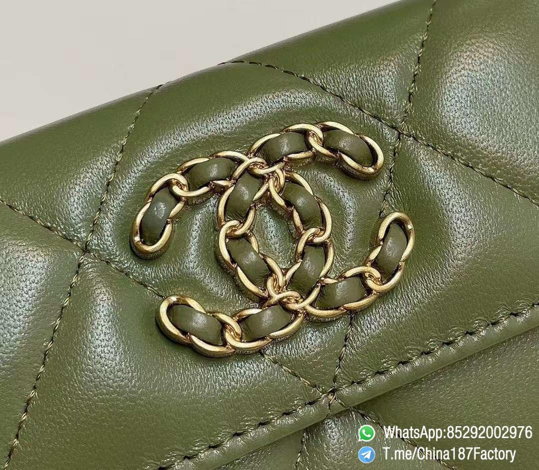 187 Factory Chanel 19 Flap Card Holder Meadow Green Shiny Lambskin Gold Tone 09 187 Factory Chanel 19 Flap Card Holder Meadow Green Shiny Lambskin Gold Tone 09